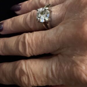 Elegant Silver Ring with Clear Gemstone